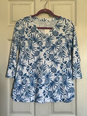 J. Jill blue pineapple print Pima 3/4 sleeve v neck tee size XS